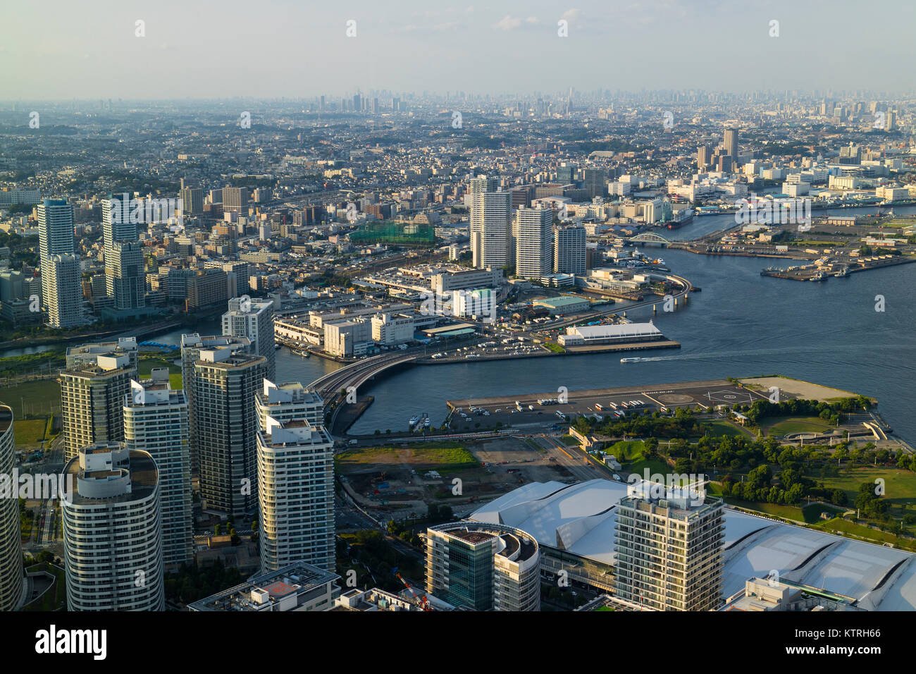 Yokohama - Giappone, 15 giugno 2017; vista aerea dal Landmark Tower della parte sud occidentale della città di Yokohama Foto Stock
