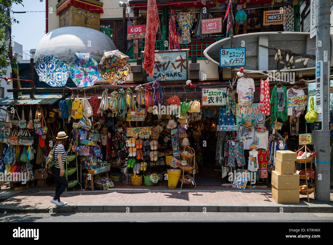 Yokohama - Giappone, 16 giugno 2017; i tradizionali colorati souvenir shop in China Town, città di Yokohama Foto Stock