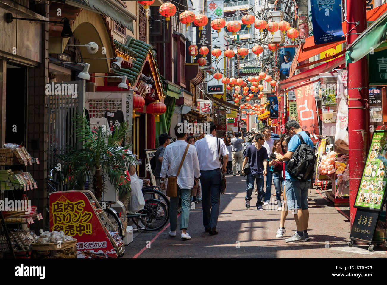 Yokohama - Giappone, 16 giugno 2017; colorato e decorato la strada dello shopping di China town nella città di Yokohama Foto Stock
