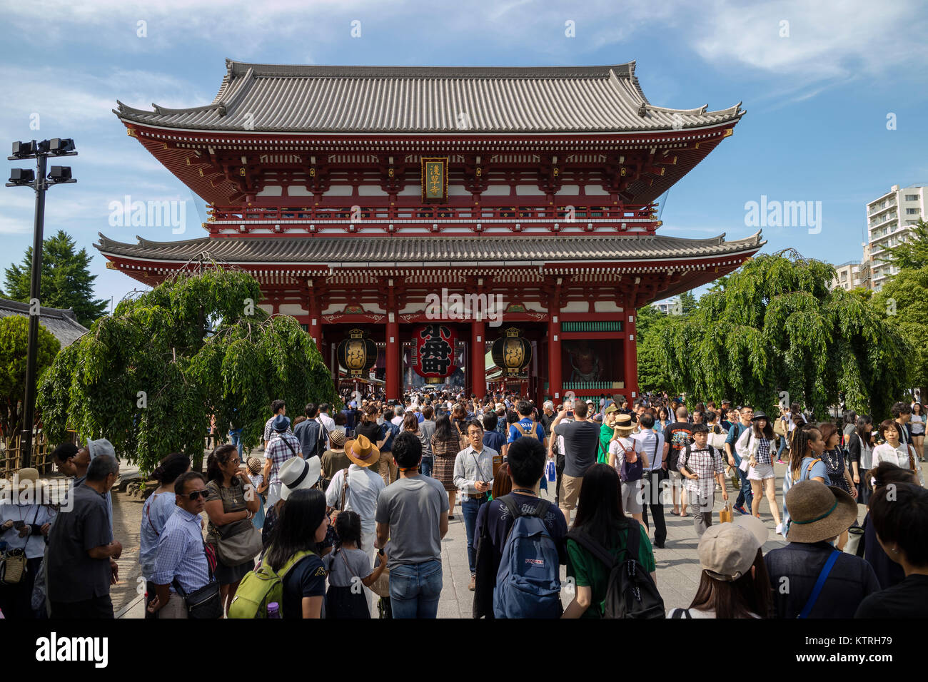 Tokyo - Giappone, 17 giugno 2017; turisti in epoca Edo Hozomon entrata di Sensoji, noto anche come Tempio di Asakusa Kannon Asakusa, Foto Stock