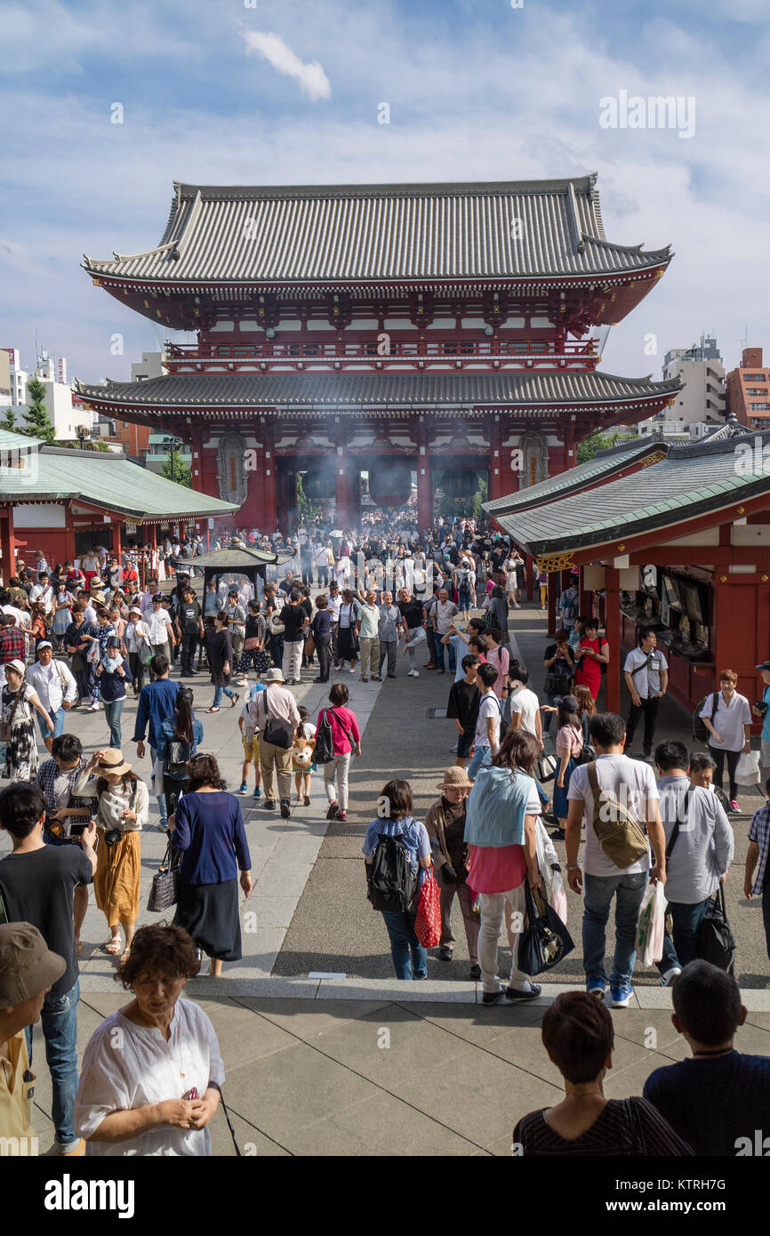 Tokyo - Giappone, 17 giugno 2017; i turisti a piedi era di Edo Hozomon entrata di Sensoji, noto anche come Tempio di Asakusa Kannon Asakusa, Foto Stock