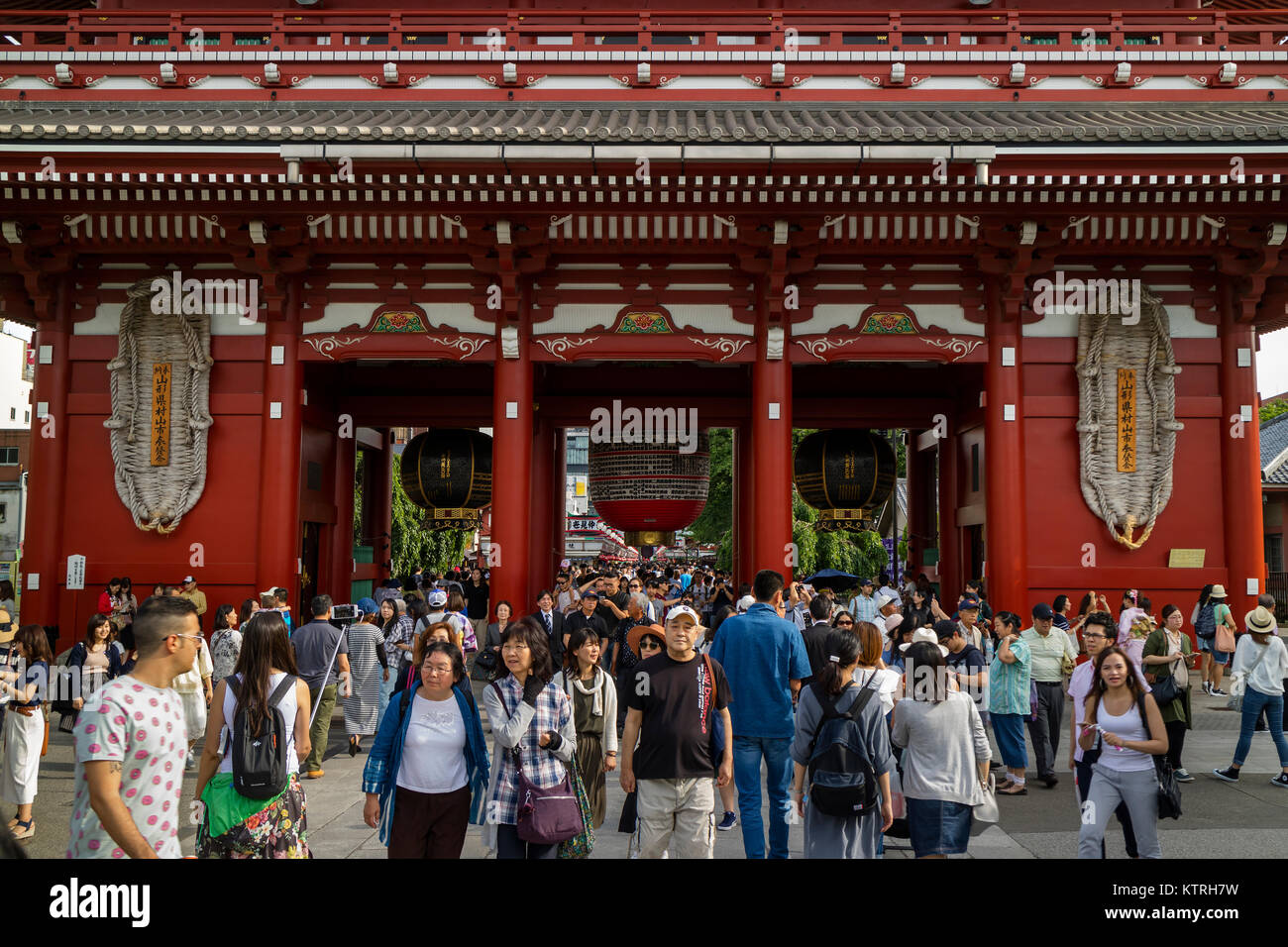 Tokyo - Giappone, 17 giugno 2017; turisti in epoca Edo Hozomon entrata di Sensoji, noto anche come Tempio di Asakusa Kannon Asakusa, Foto Stock