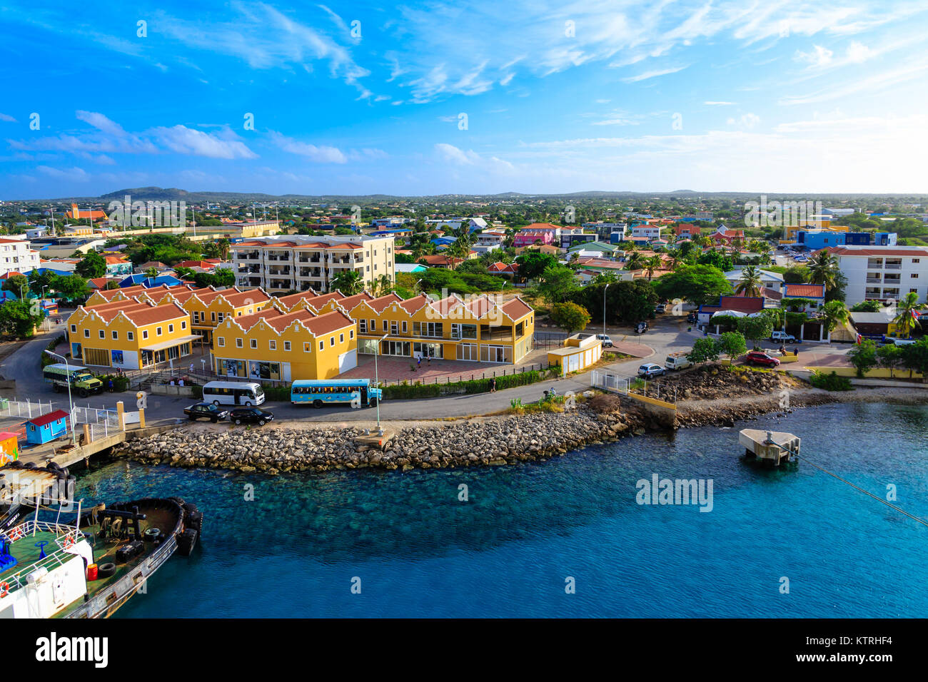 Il colorato lungomare e il porto di Bonaire Foto Stock