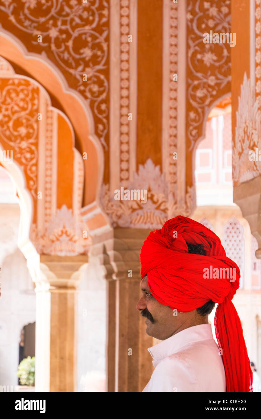 Una guardia in un turbante rosso nella città Palace Jaipur, Rajasthan,l'India Foto Stock