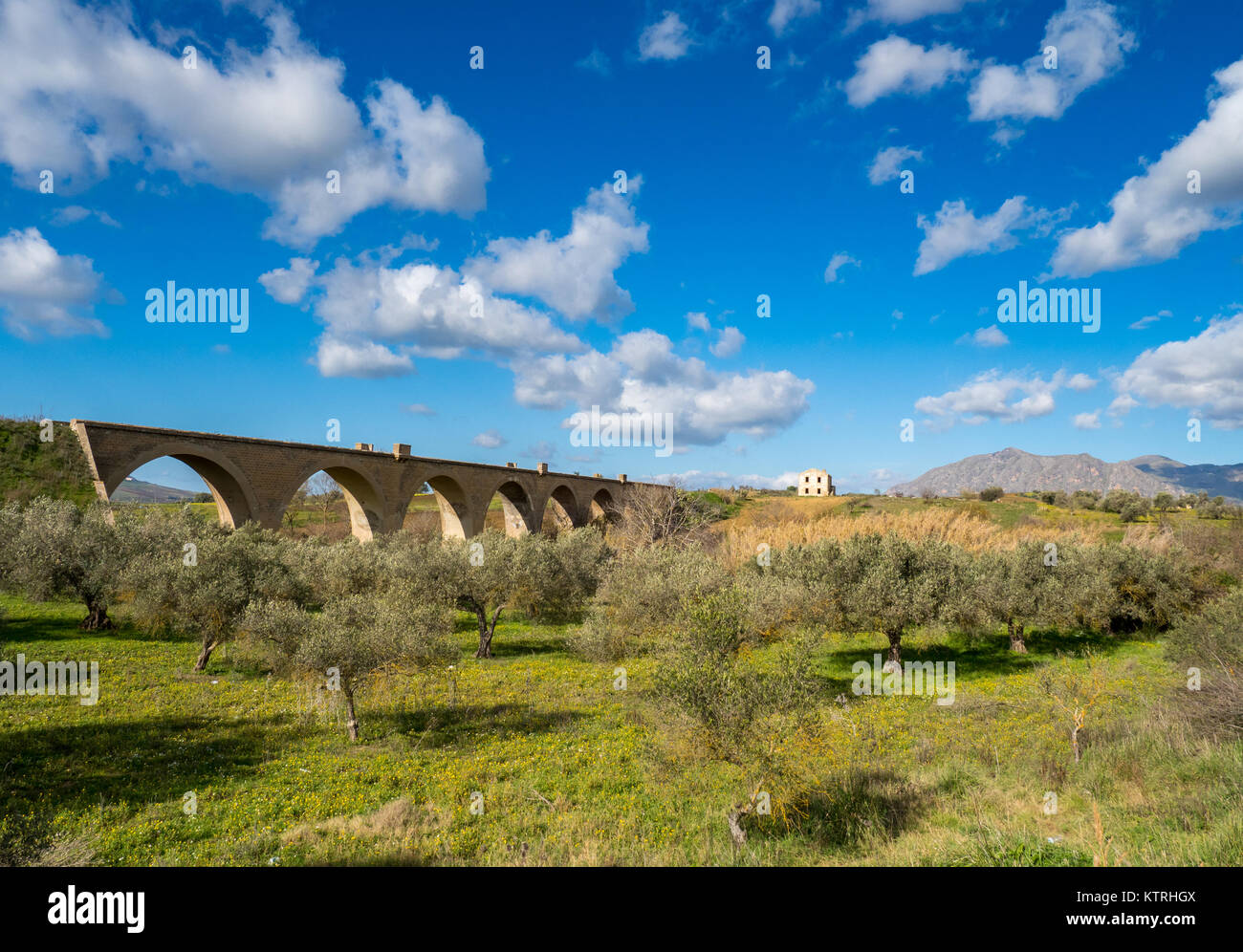 Panorama siciliano e Ponte Vecchio nei pressi di Camporeale, Sicilia,Italia, 12.26.2017 Foto Stock