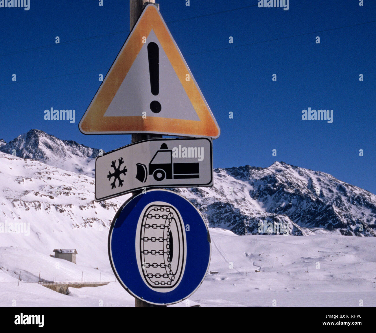 Avvertenza, servizi invernali, le catene da neve segni, Montespluga, Alpi Italiane, Italia Foto Stock