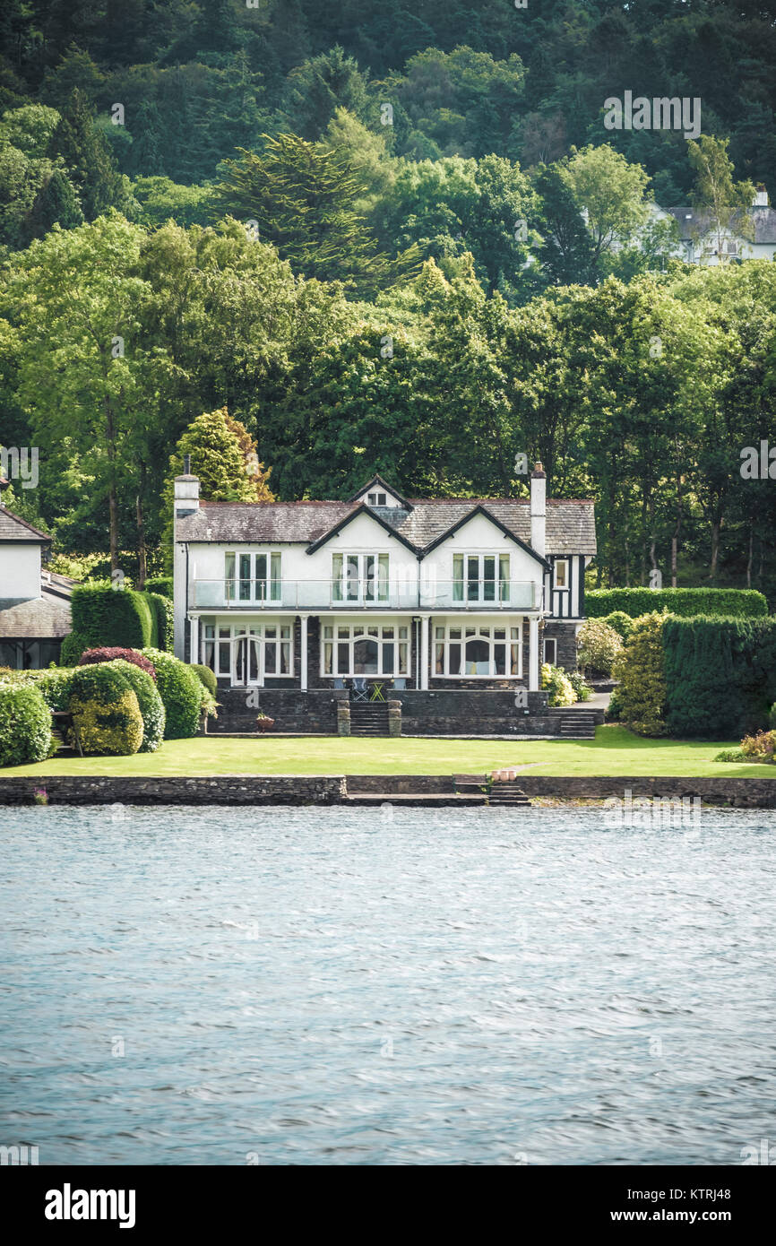 Grande casa sulla riva del lago di Windermere, Cumbria, Regno Unito Foto Stock