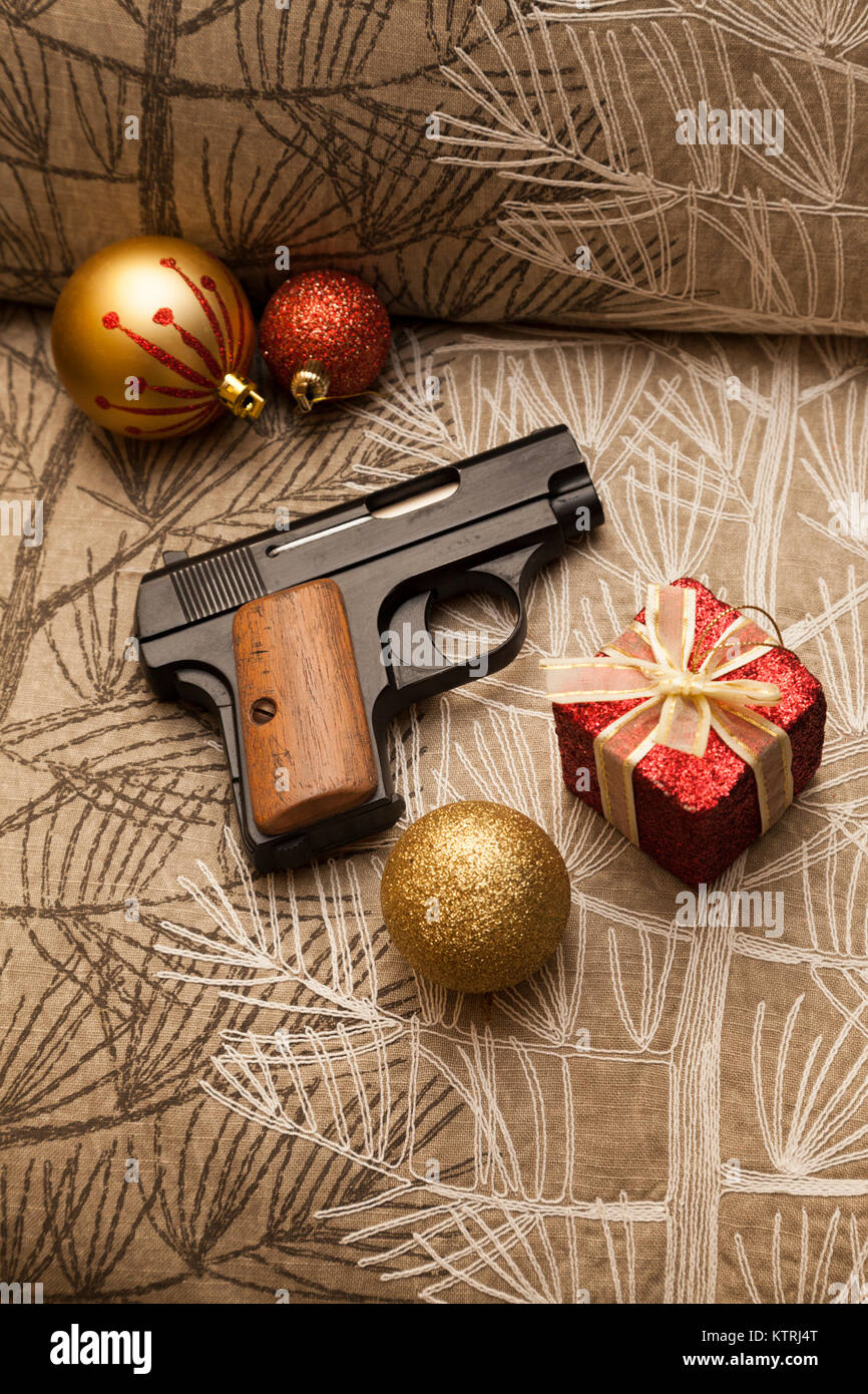 Un puledro .25 vest pocket semi automatico pistola pistola con decorazioni di Natale Foto Stock