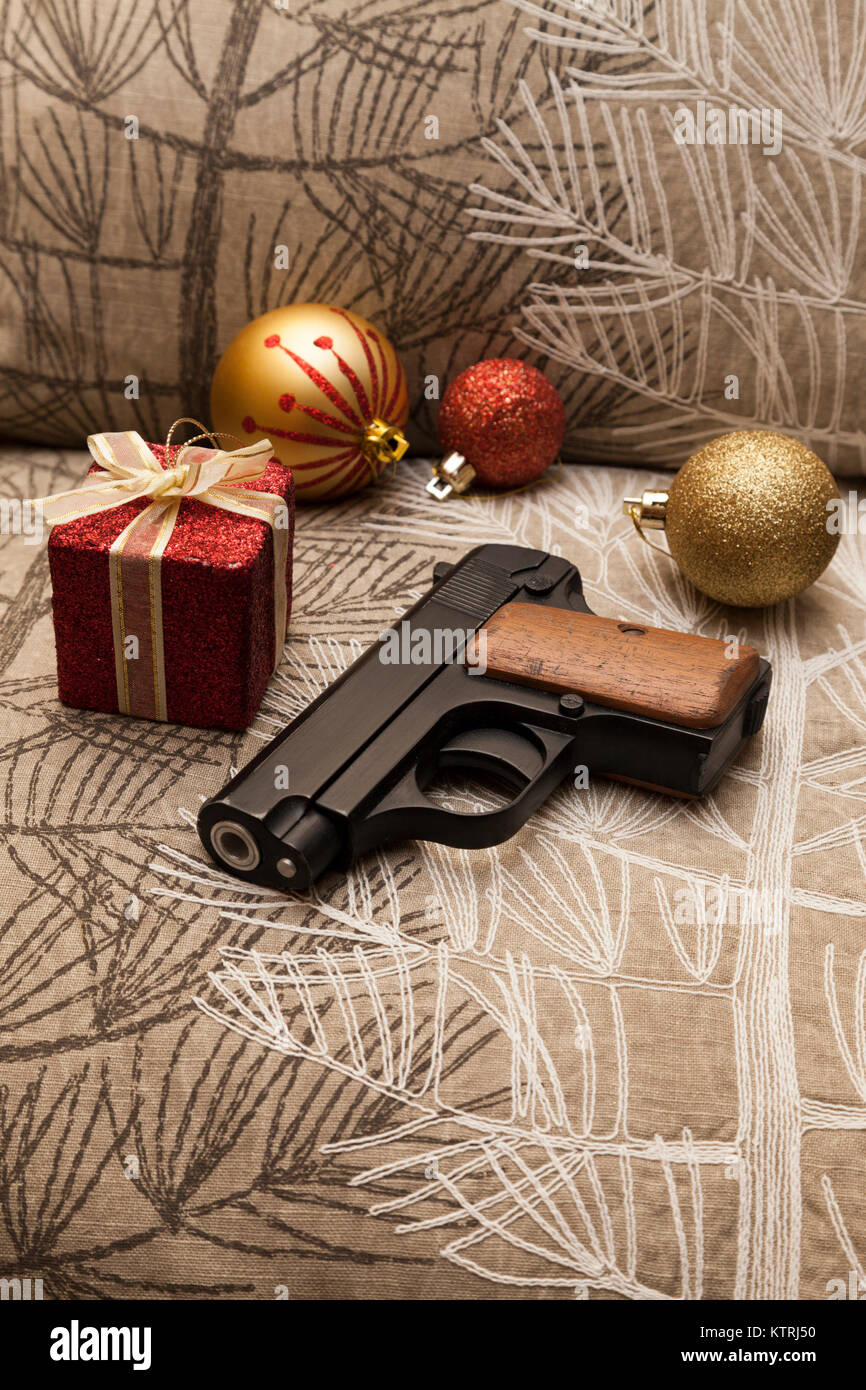 Un puledro .25 vest pocket semi automatico pistola pistola con decorazioni di Natale Foto Stock