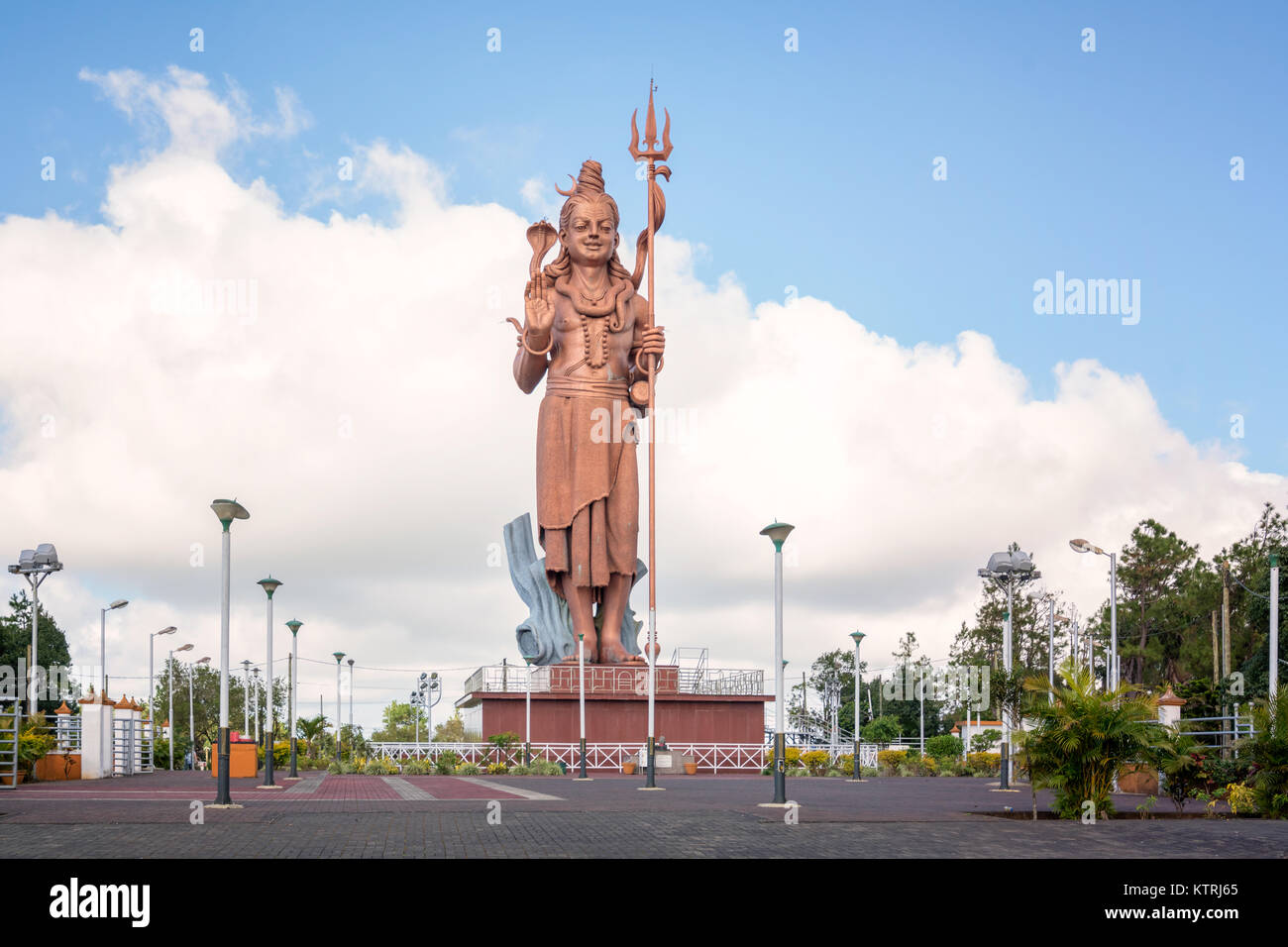 Enorme e impressionante statua di Shiva,vicino bacino grande tempio in isola Maurizio. Foto Stock