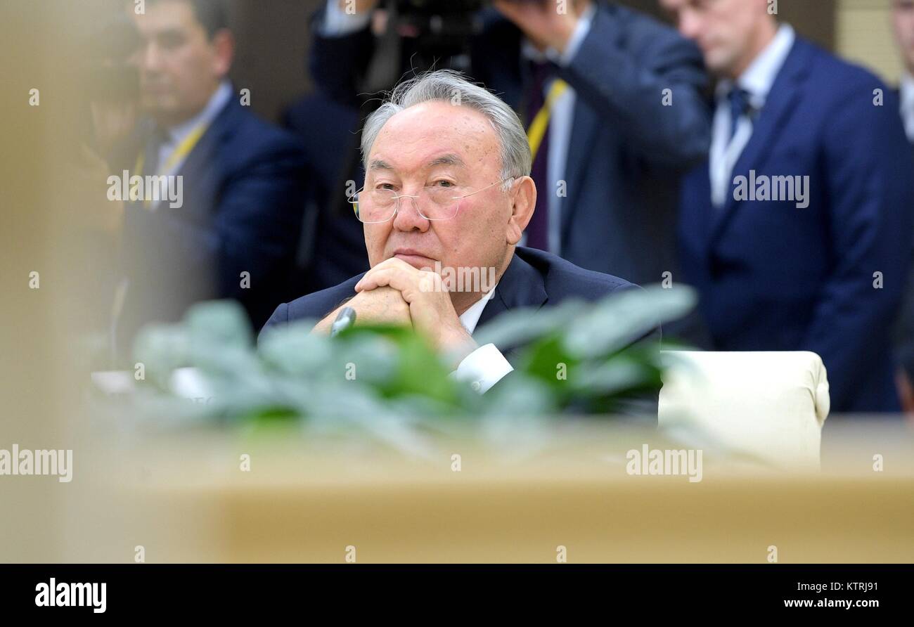 Kazakistan il presidente Nursultan Nazarbayev nel corso di una riunione informale del commonwealth degli Stati indipendenti leader presso la residenza Novo-Ogaryovo 26 dicembre 2017 al di fuori Mosca, Russia. Foto Stock