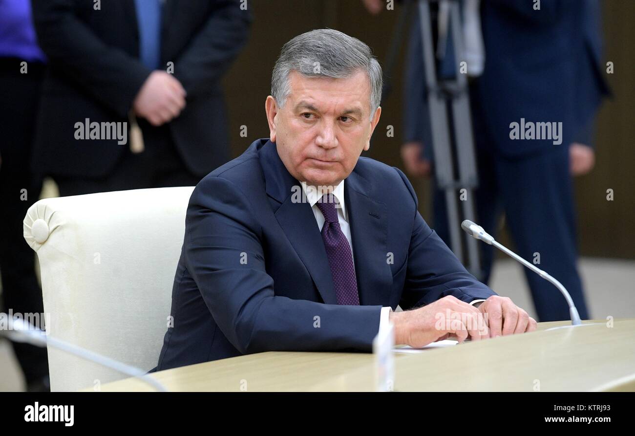 Uzbekistan Presidente Shavkat Mirziyoyev durante una riunione informale del commonwealth degli Stati indipendenti leader presso la residenza Novo-Ogaryovo 26 dicembre 2017 al di fuori Mosca, Russia. Foto Stock