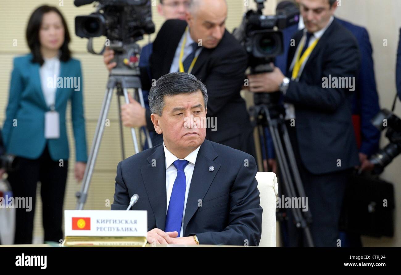 Kirghizistan Presidente Sooronbay Jeenbekov durante una riunione informale del commonwealth degli Stati indipendenti leader presso la residenza Novo-Ogaryovo 26 dicembre 2017 al di fuori Mosca, Russia. Foto Stock