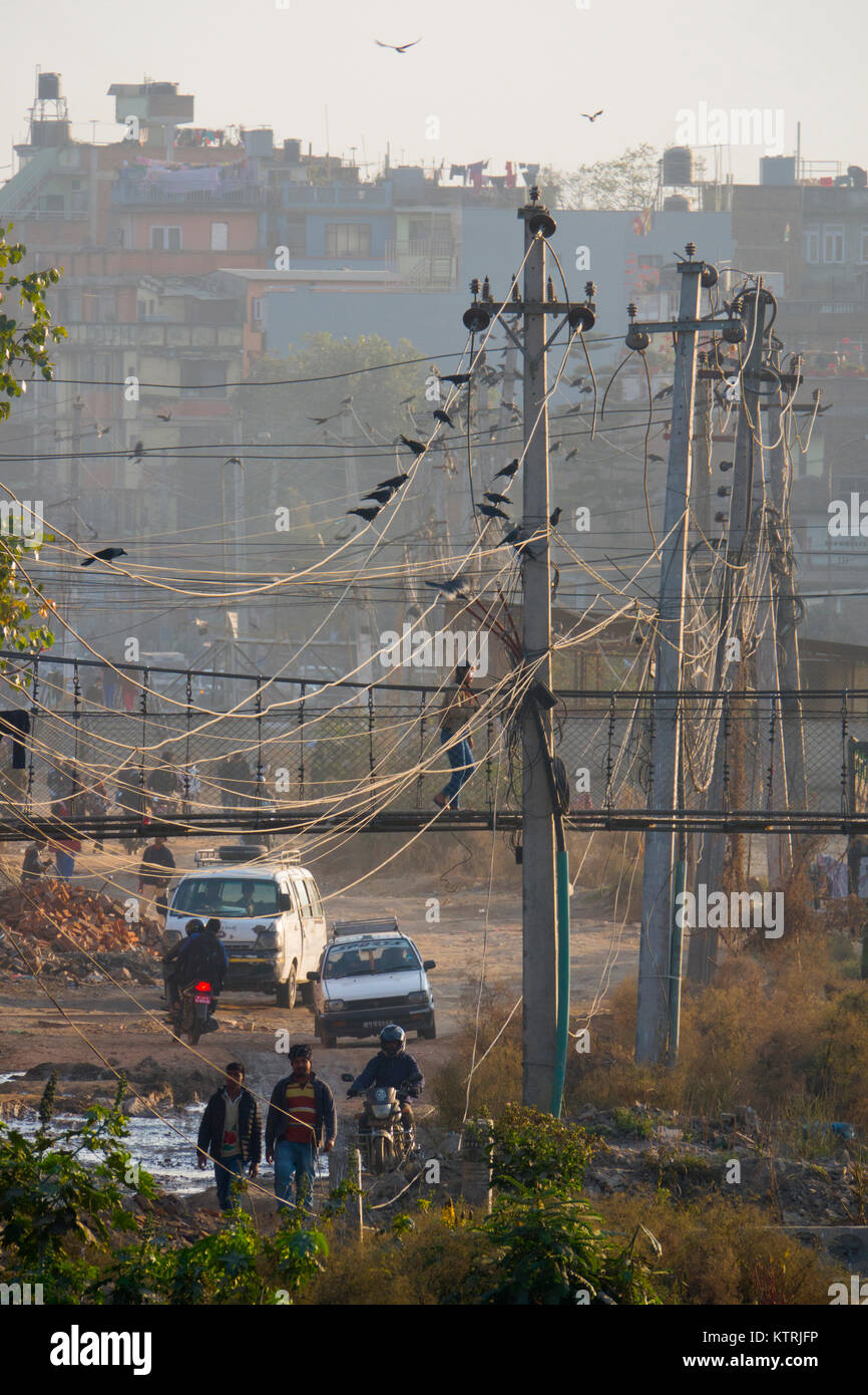 Traffico di persone e di veicoli a Kathmandu in scena di strada, Nepal Foto Stock