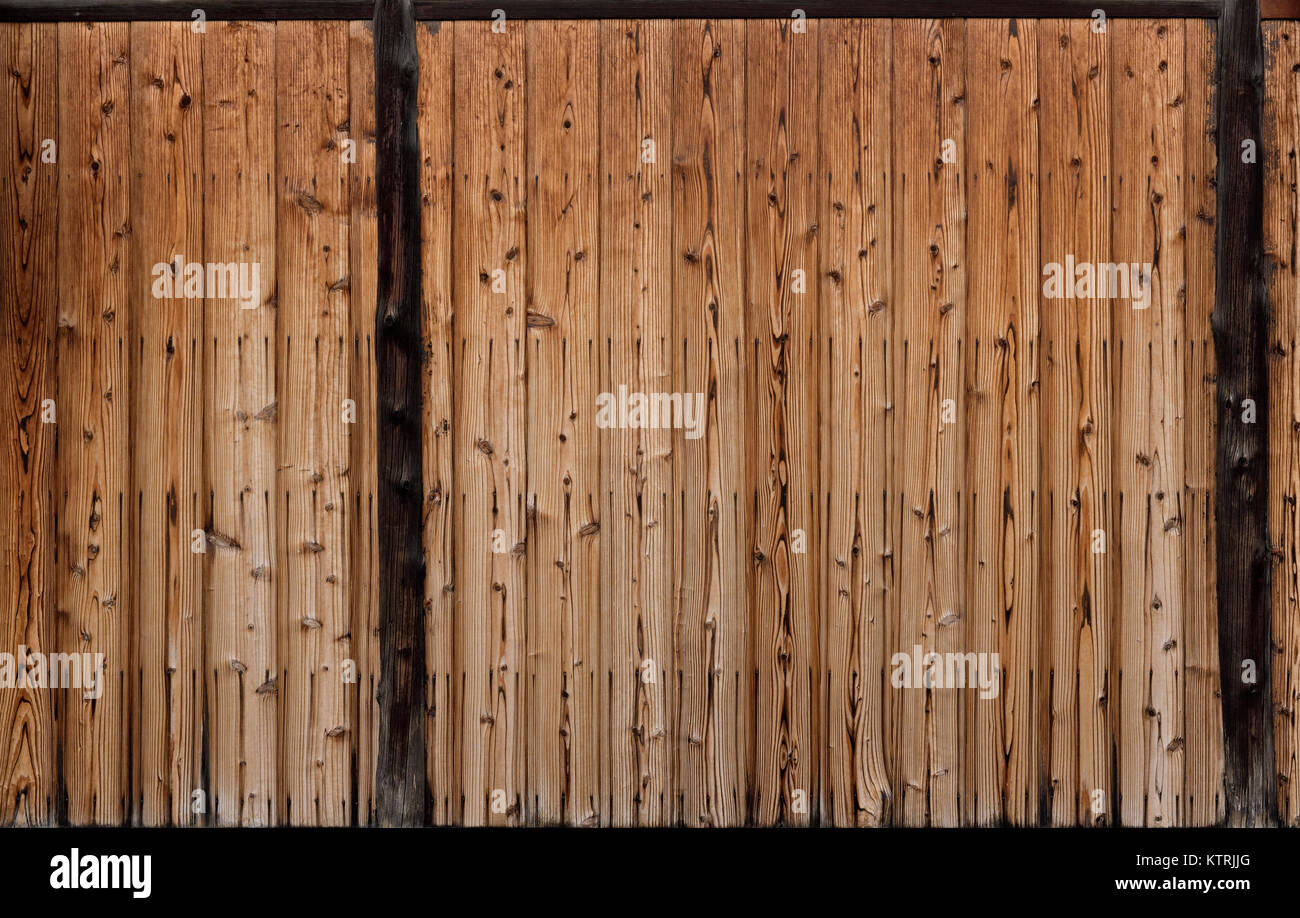 Leggermente cedro carbonizzati di pannelli di legno di una parete esterna, Shou Sugi divieto, Giapponese tradizionale tecnica di carbonizzazione, texture dello sfondo. Dettaglio architettonico Foto Stock