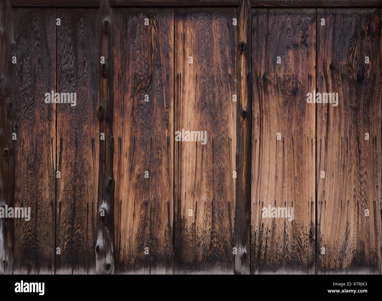 Carbonizzati giapponese marrone scuro in legno di cedro di una parete esterna, Shou Sugi divieto o Yakisugi tradizionale tecnica di carbonizzazione, texture dello sfondo. Architectura Foto Stock