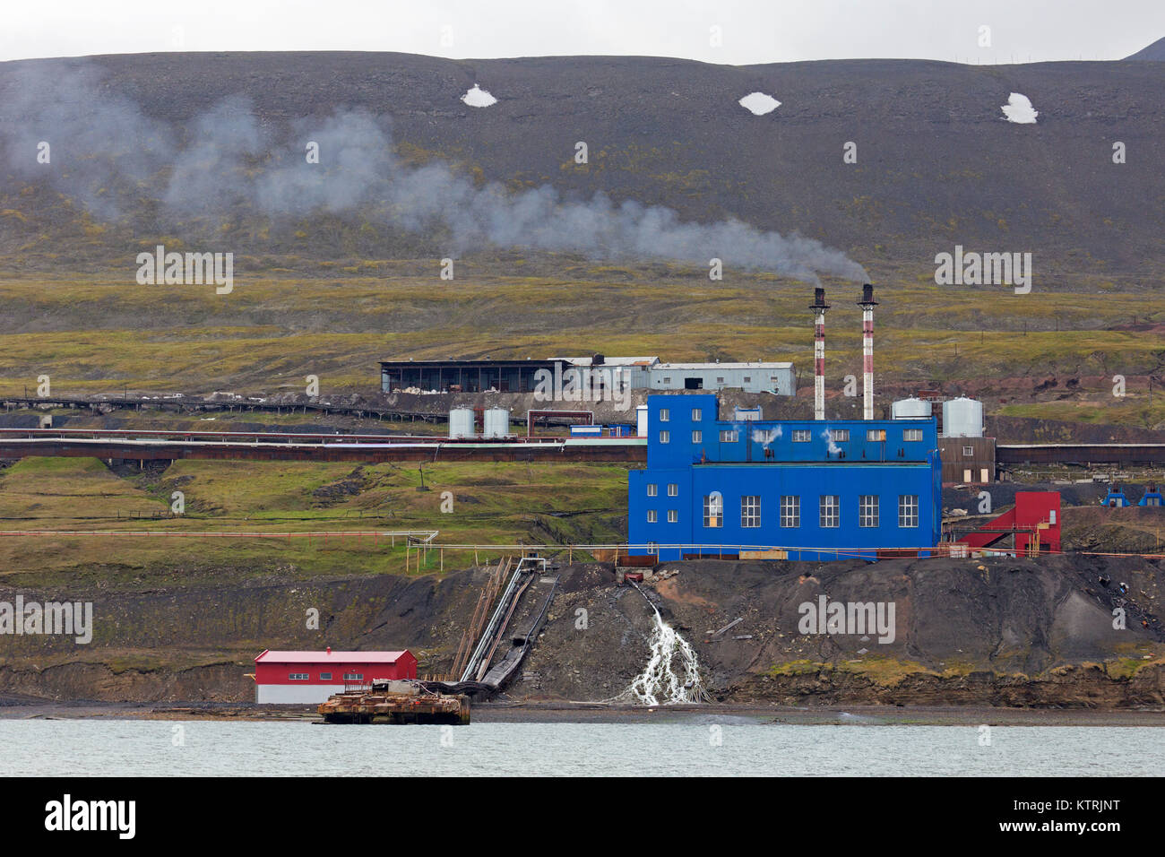 La stazione di alimentazione a Barentsburg, russo miniere di carbone a insediamento Isfjorden, Spitsbergen / Svalbard, Norvegia Foto Stock