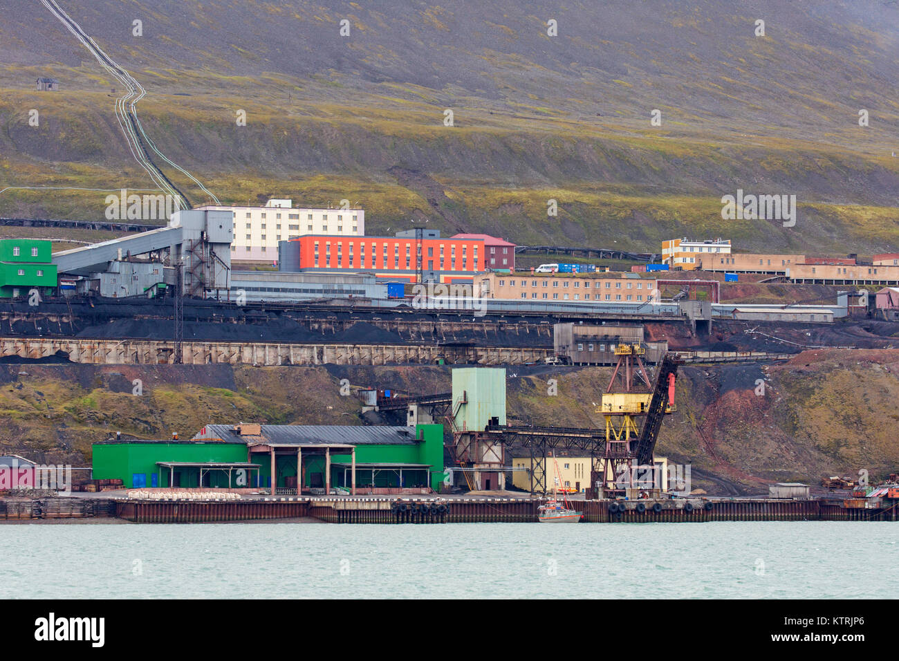 Le miniere di carbone di edifici a Barentsburg, russo miniere di carbone a insediamento Isfjorden, Spitsbergen / Svalbard, Norvegia Foto Stock