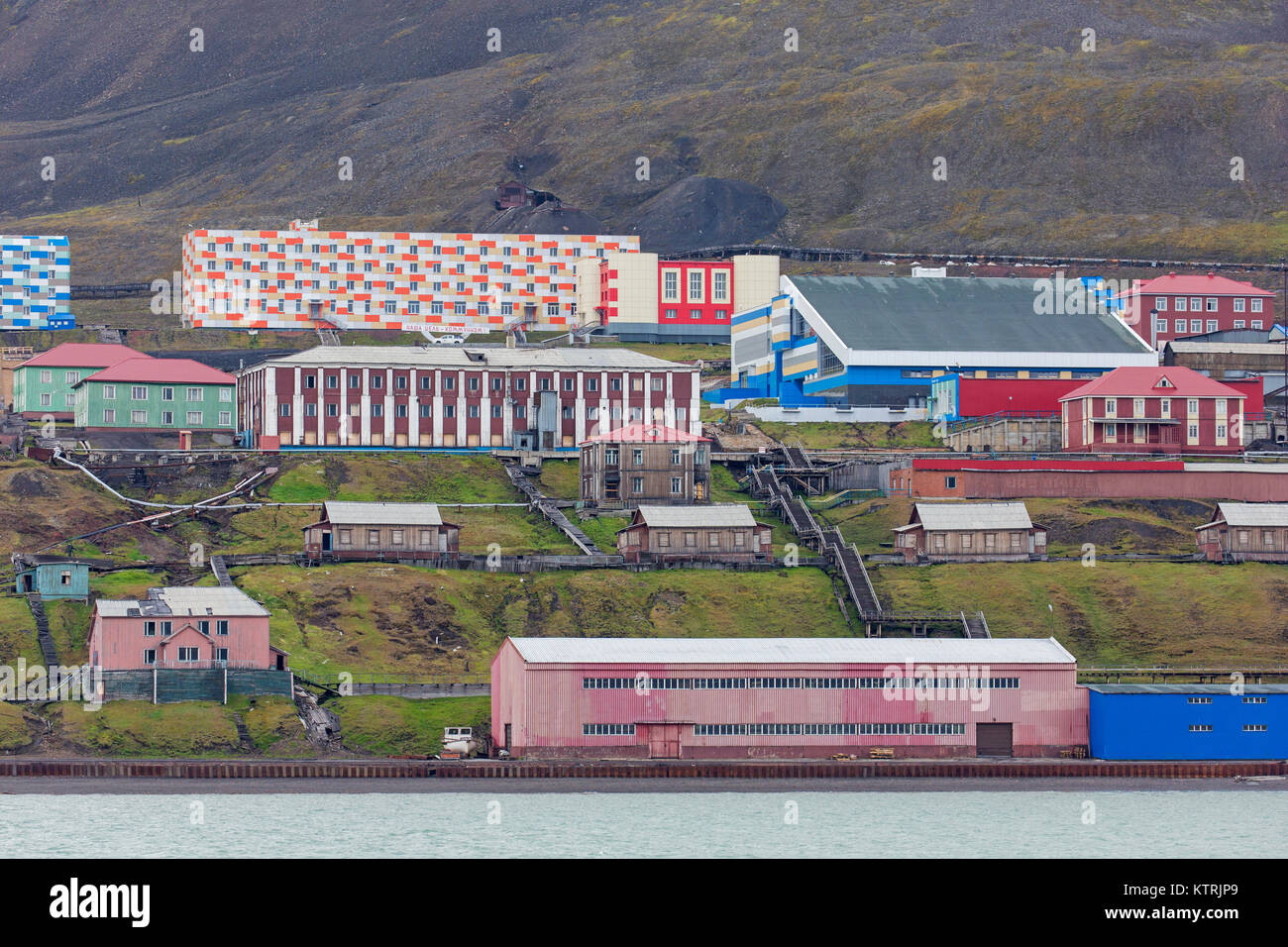 Appartamenti / appartamenti a Barentsburg, russo miniere di carbone a insediamento Isfjorden, Spitsbergen / Svalbard, Norvegia Foto Stock