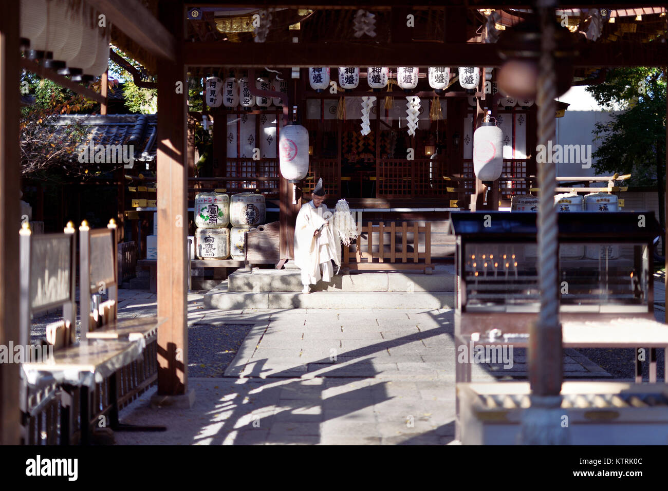 Kannushi sacerdote a Yasui Konpira-gu, Yasui Konpiragu sacrario scintoista con Suzu campana in primo piano. Il quartiere di Gion, Kyoto, Giappone 2017. Foto Stock