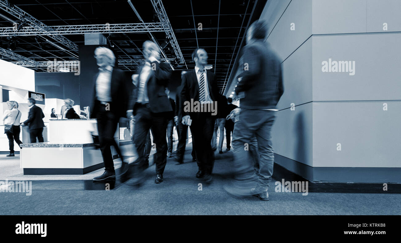Gli imprenditori a piedi nel corridoio di una mostra Foto Stock