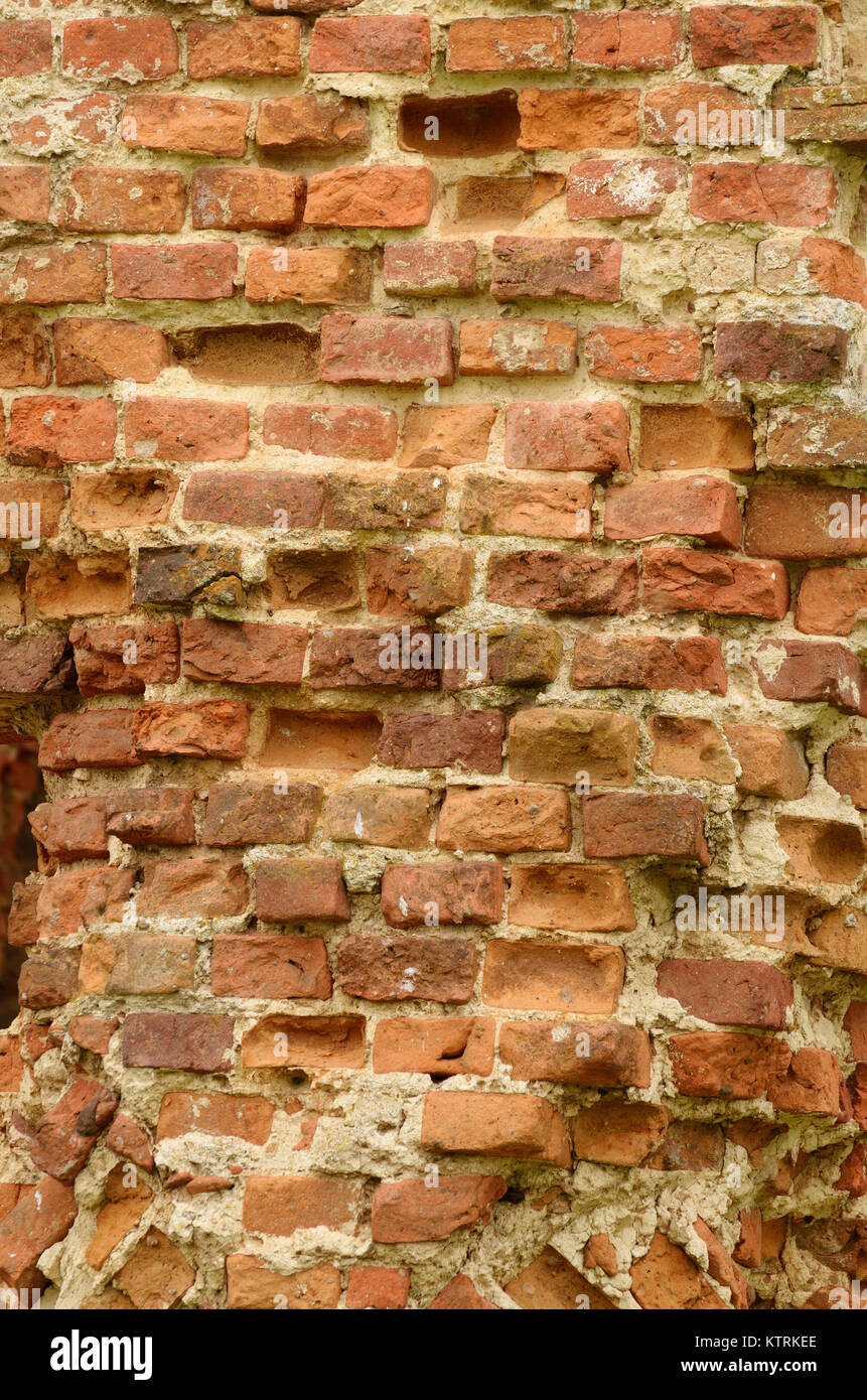 Tempo distrugge architecture.Pareti in mattoni sulle rovine di vecchi edifici. Foto Stock