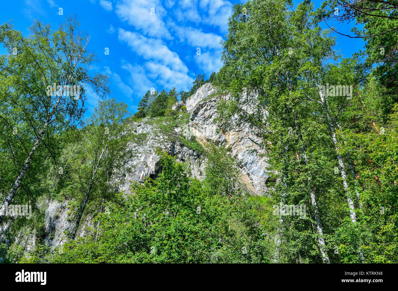 Tavda grotte (tavdinskiye peshchery) - montagna carsica massiccio con una estesa catena di grotte, punto di riferimento delle montagne di Altai, Russia, Siberia Foto Stock