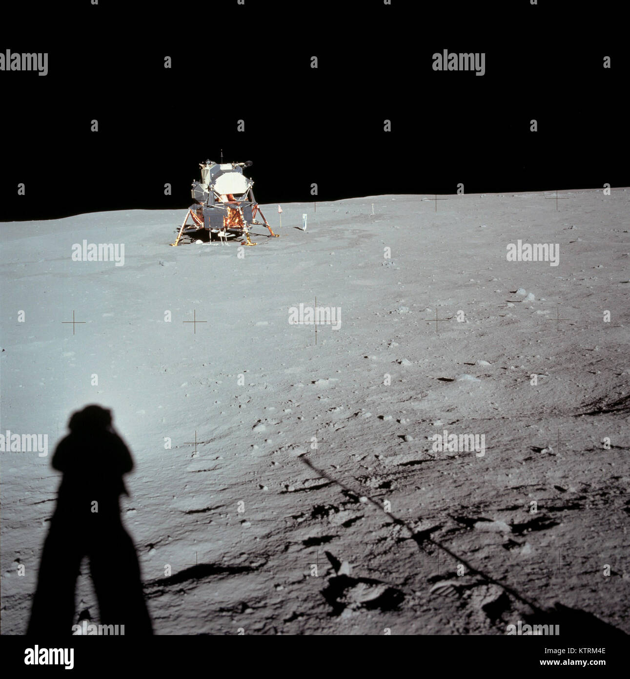 Il modulo lunare in Tranquility Base è stato preso da Neil Armstrong durante la missione Apollo 11, dal bordo del piccolo cratere occidentale sulla superficie lunare. Foto Stock