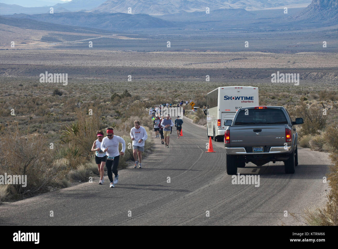 I turisti eseguito su strada presso il Red Rock Canyon National Conservation Area 6 marzo 2010 vicino a Las Vegas, Nevada. Foto Stock