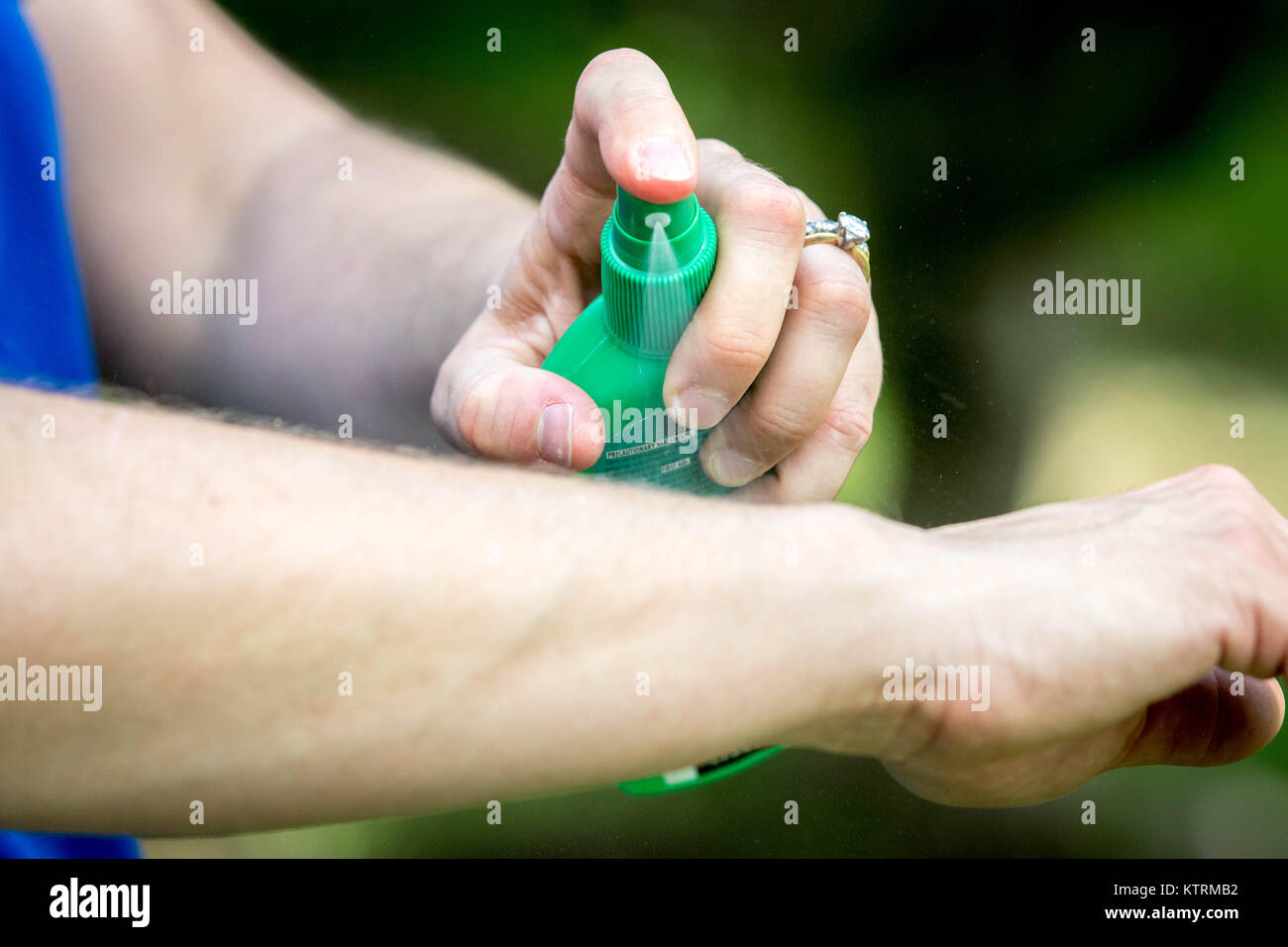 Spray donna stessa con un repellente per le zanzare Foto Stock