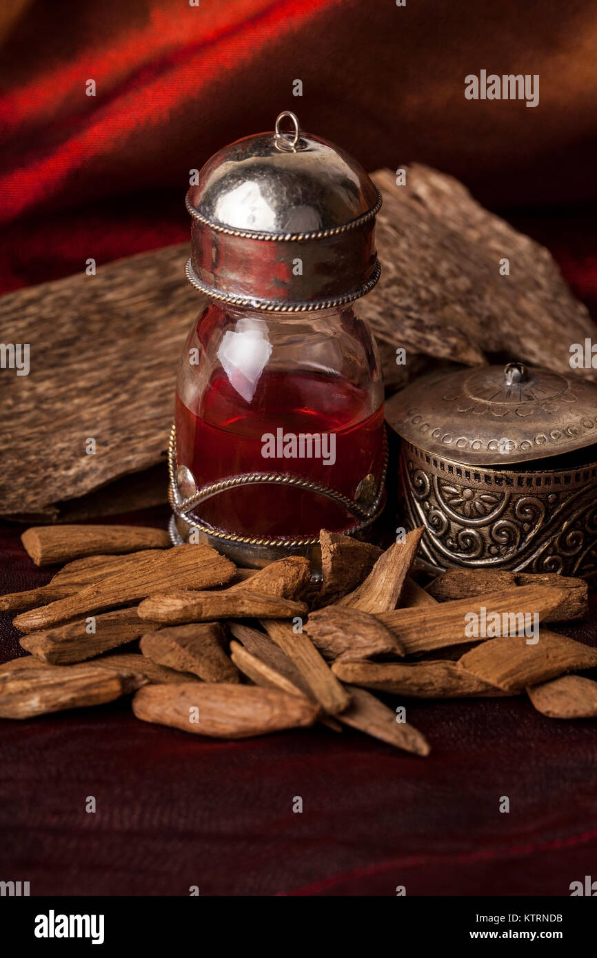 Legno di agar, chiamato anche aloeswood, olio e trucioli di incenso Foto  stock - Alamy
