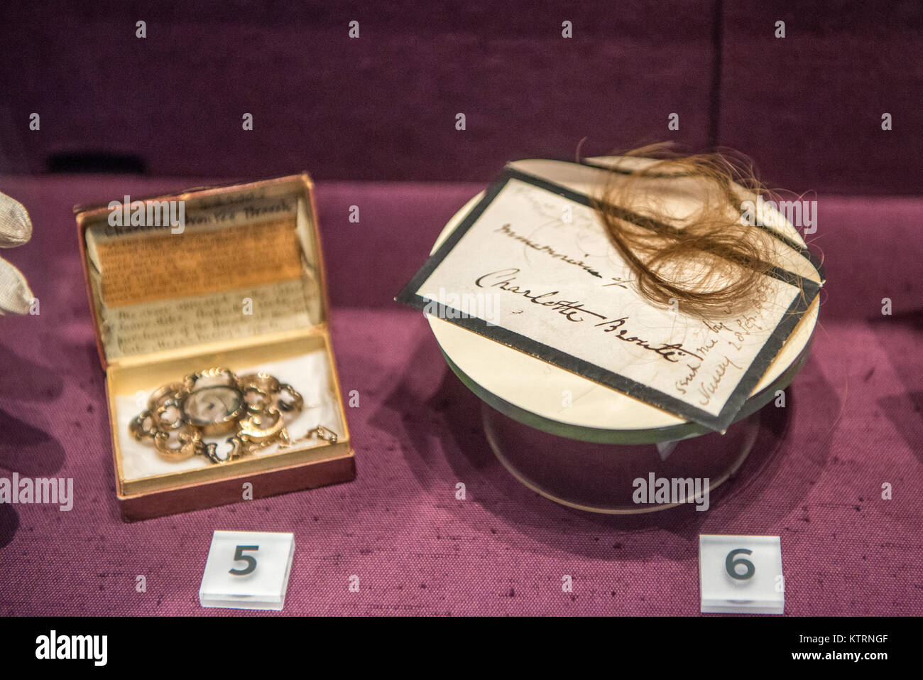 Serratura di Charlotte Bronte i capelli a brémont' Parsonage Museum,Haworth, West Yorkshire, Inghilterra Foto Stock