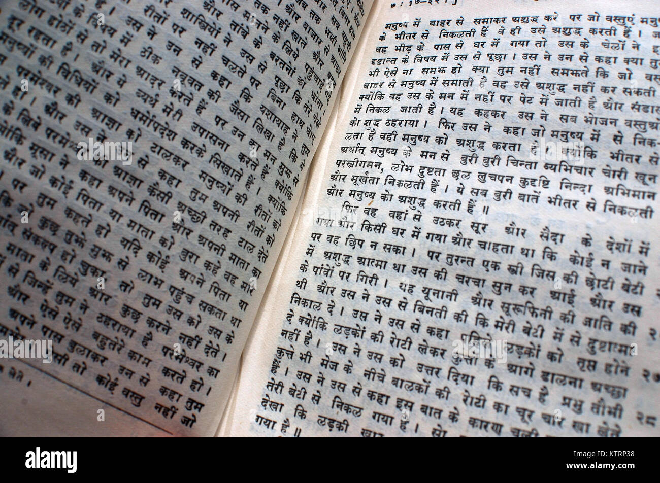 Aperto copia del Nuovo Testamento traduzione in Hindi Foto Stock