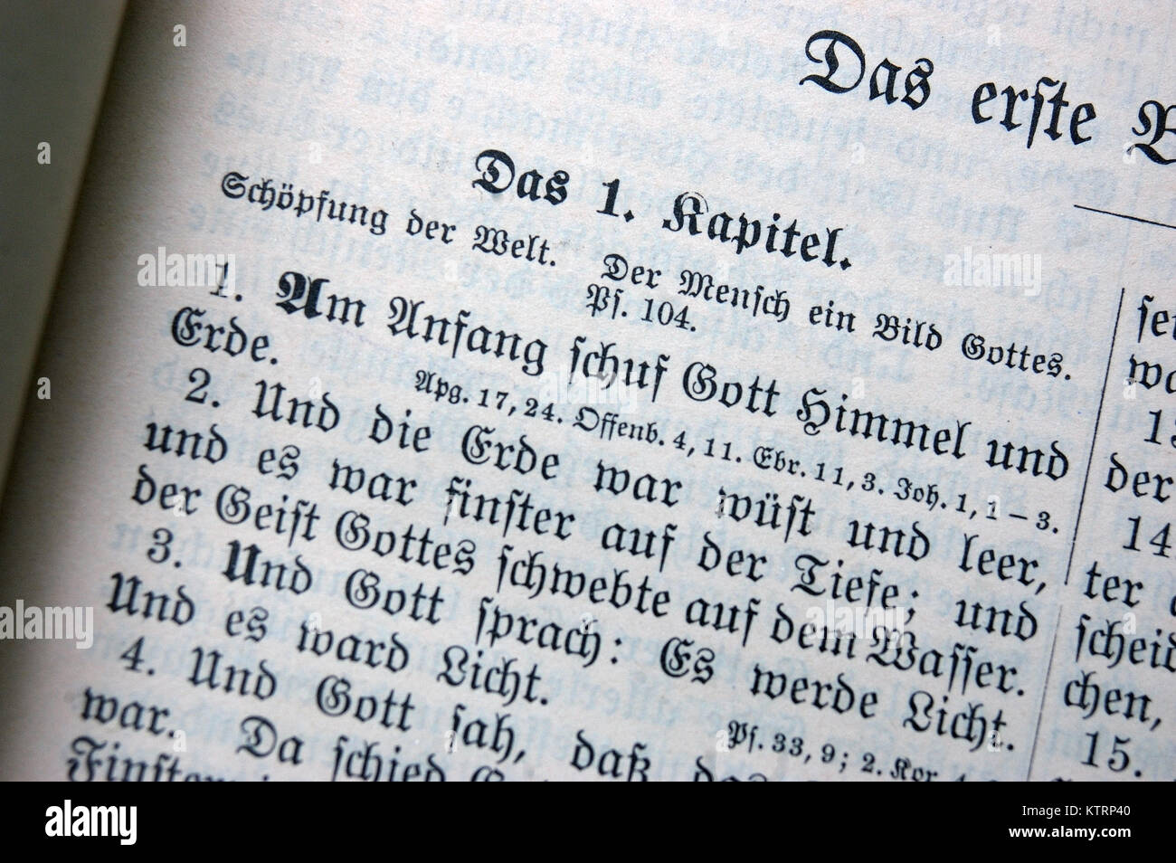 Inizio del libro della Genesi in un traduttore tedesco della Sacra Bibbia Foto Stock