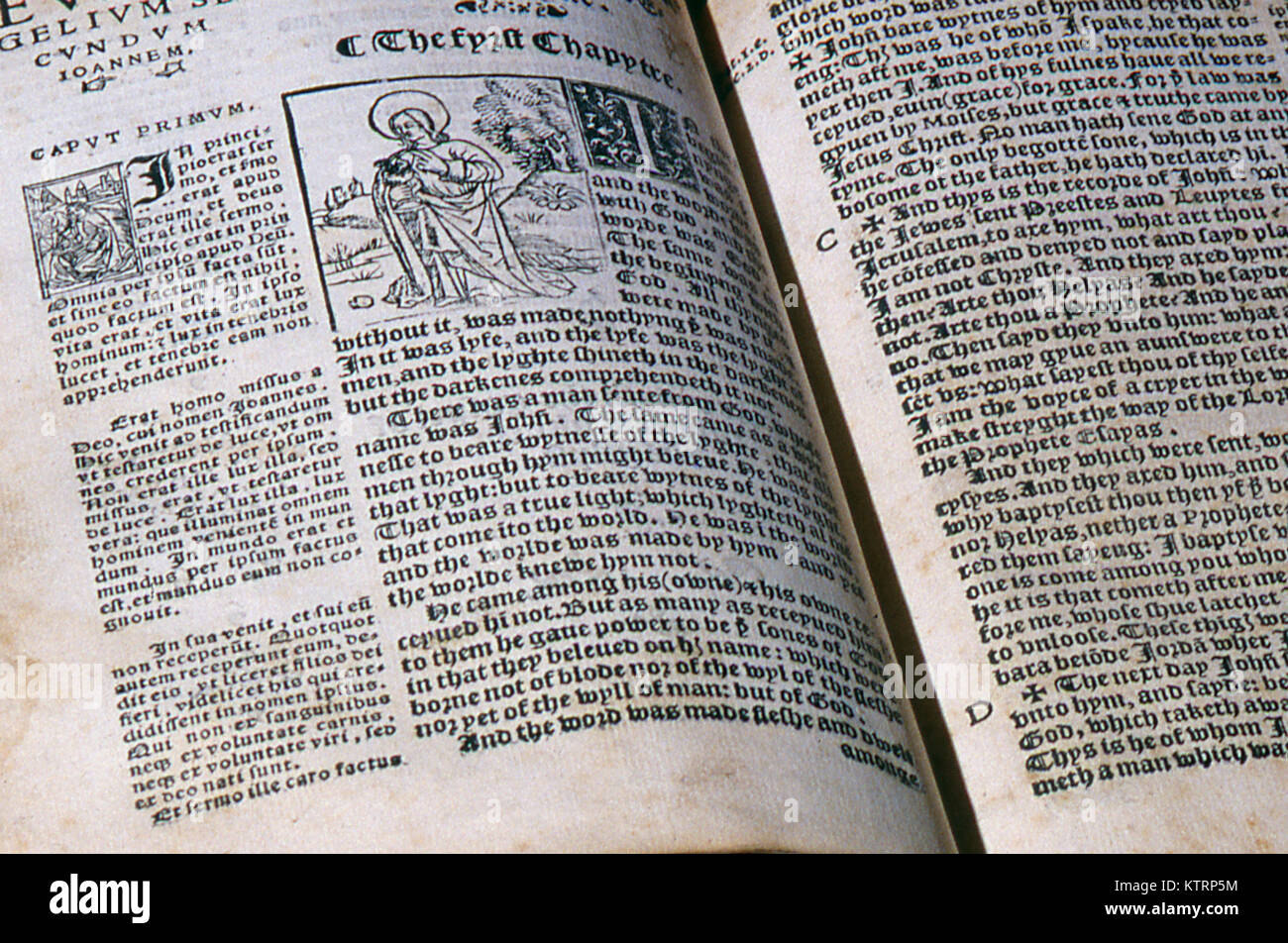 Dettaglio di William Tyndale's 1538 Nuovo Testamento con Erasmus" testo latino accanto alla traduzione in inglese; apertura di pagina del Vangelo di Giovanni Foto Stock