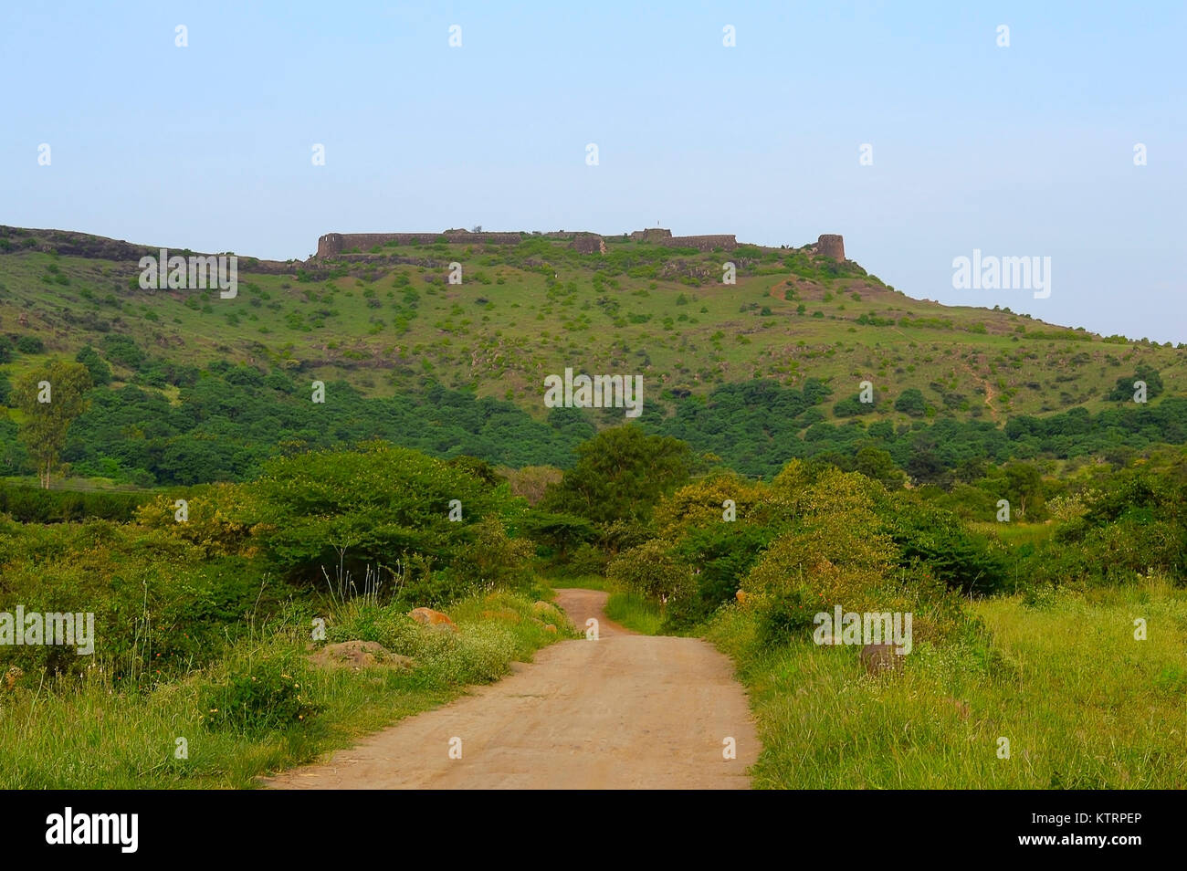Strada per Malhargad fort, sonori fort, vicino a Saswad di Pune. Malhargad è una collina fort in India occidentale vicino a Saswad, 30 chilometri (19 mi) da Pune. È Foto Stock