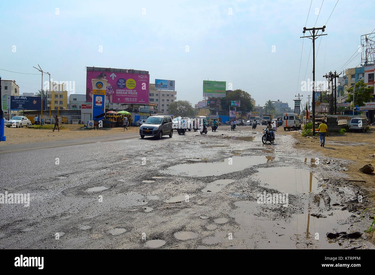 Strada danneggiata con buche nella città di Pune, Maharashtra Foto Stock