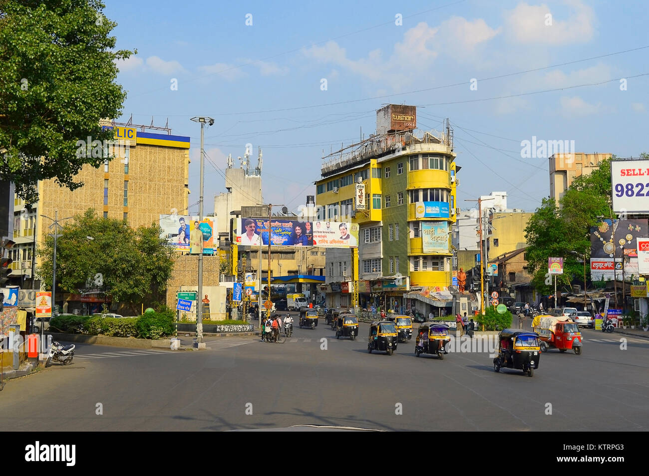 Fila di risciò motorizzati su Lokmanya Tilak chowk vicino Alka talkie, Pune Foto Stock