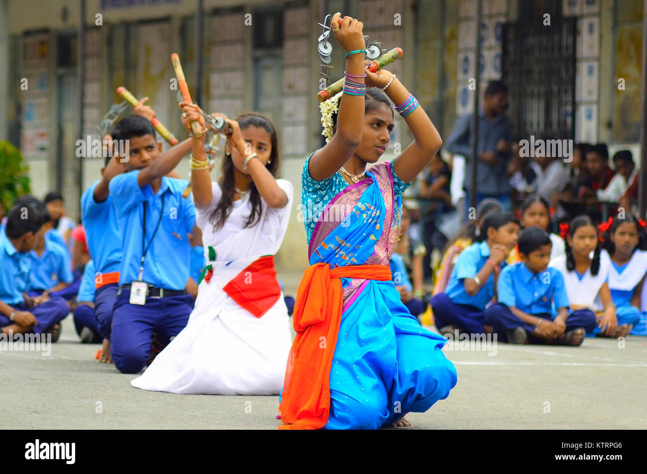 Ragazza eseguire esercizi Lazim o praticare durante il giorno di indipendenza di Pune, Maharashtra Foto Stock