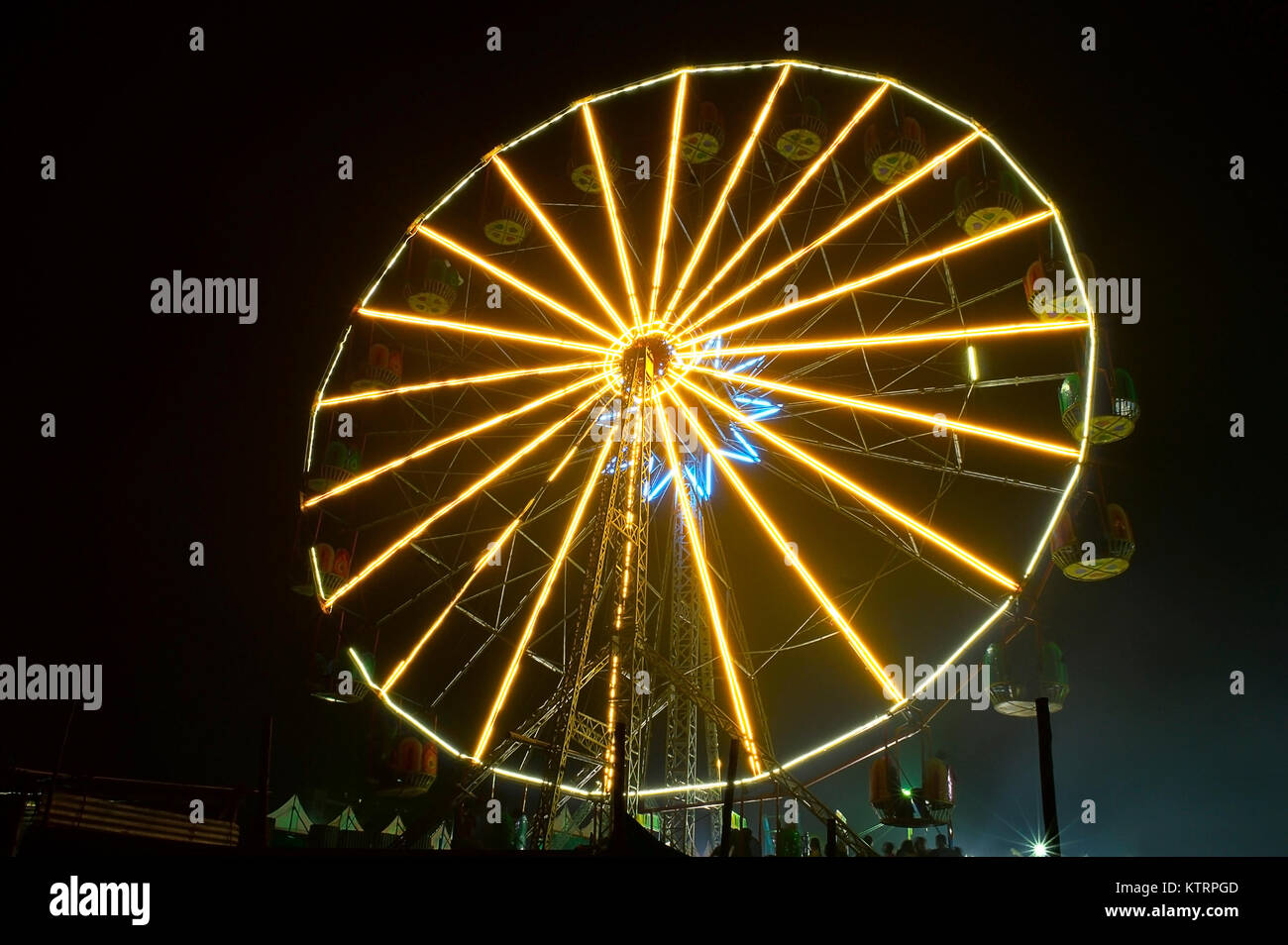 Accesa ruota panoramica Ferris di notte nel parco dei divertimenti di Pune, Maharashtra Foto Stock