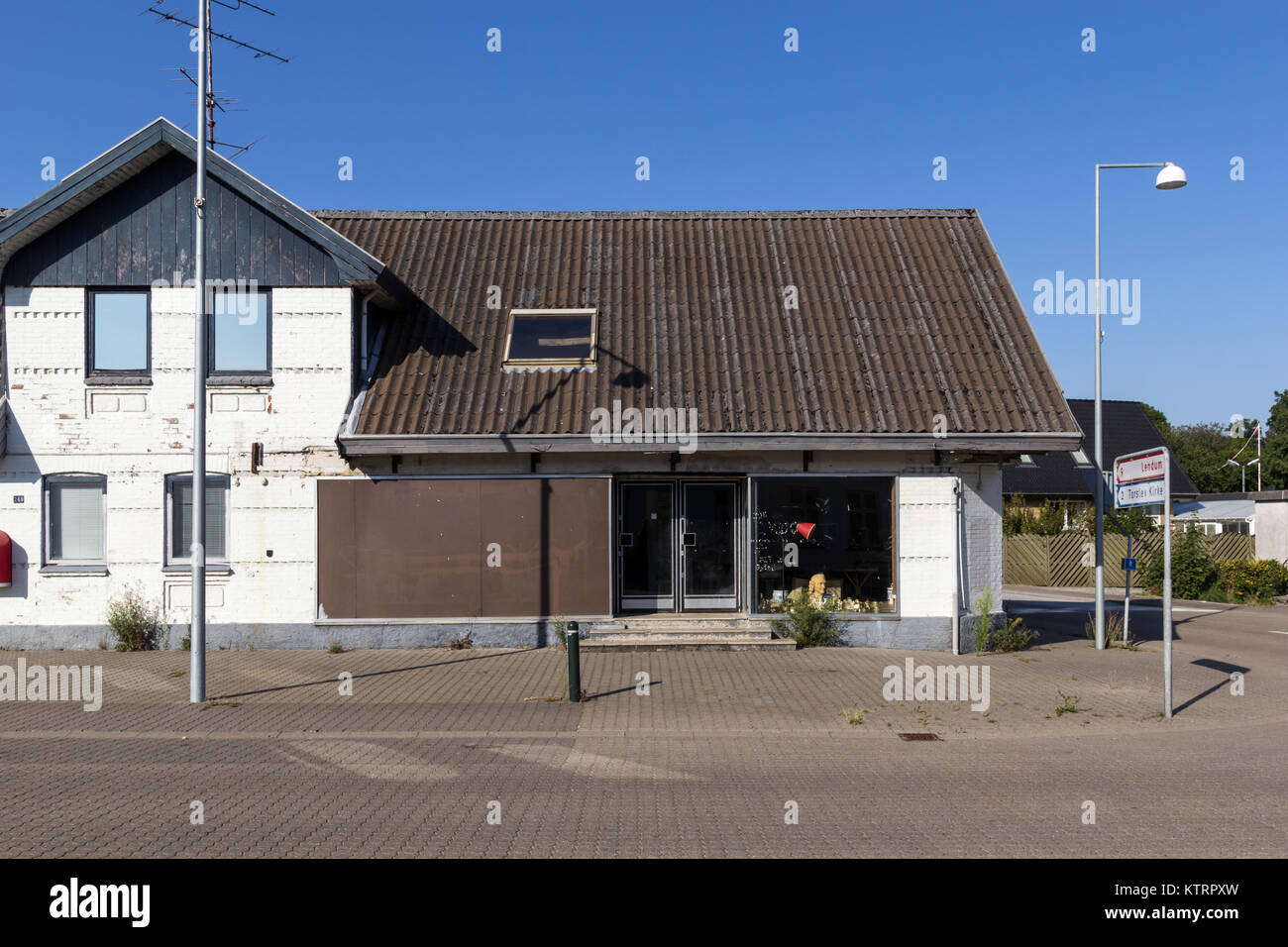 Casa vuota nel piccolo villaggio; Thorshoej, Vendsyssel, Danimarca Foto Stock