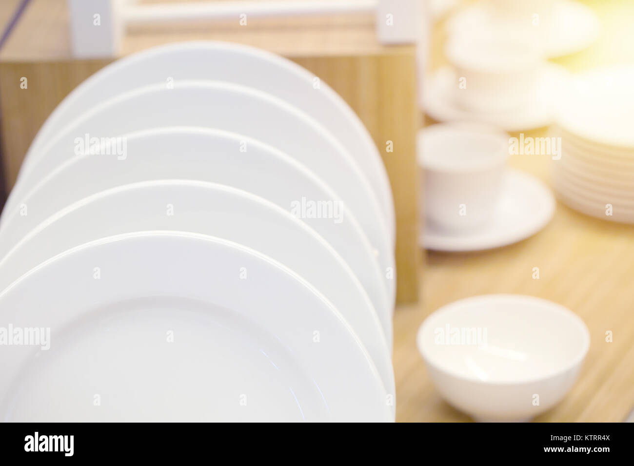 Pulire bianco cucina ceramica Piatto decorativo ware su legno Foto Stock
