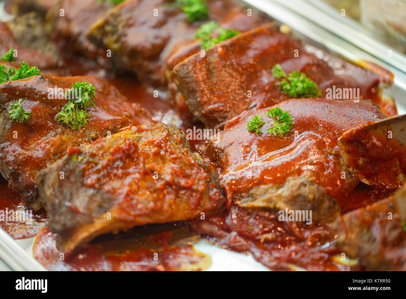 Bistecca di carne di manzo Grill versare con salsa gravy prezzemolo decorazione per servire la cena Foto Stock