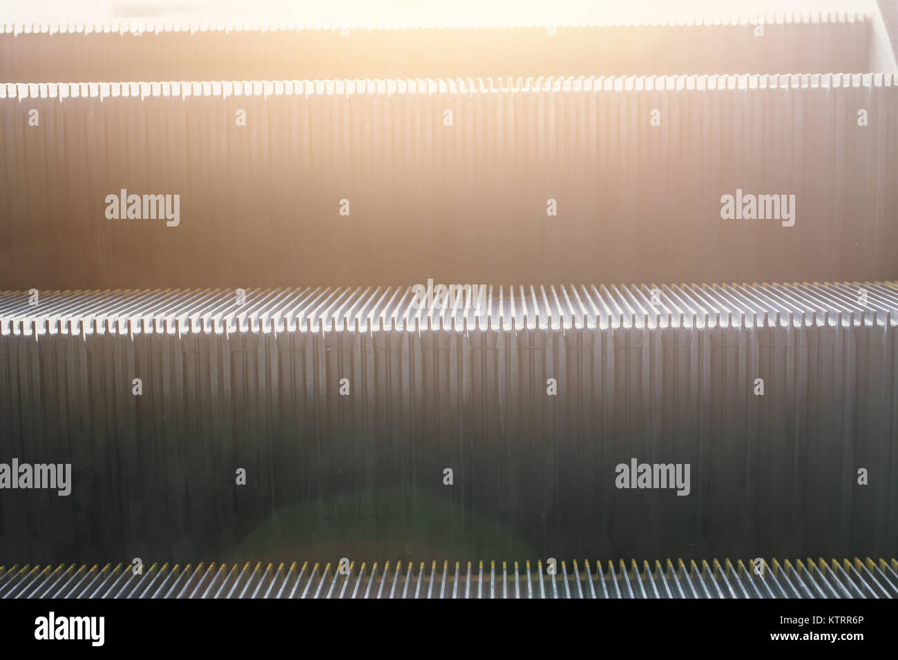 Primo piano la scaletta di Escalator con la luce del sole per il prossimo passo per il successo di un'azienda Concept Foto Stock