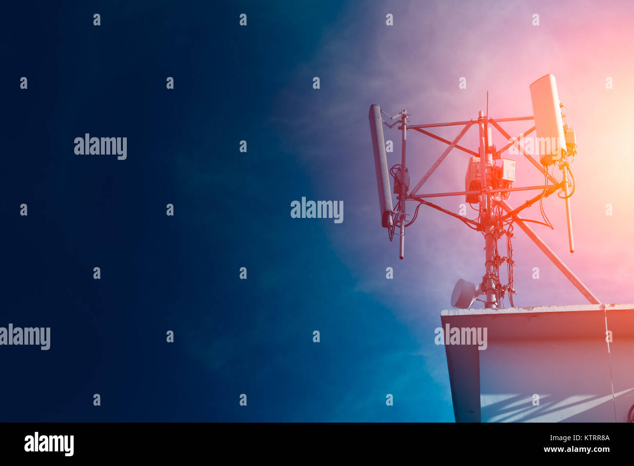 Telefono cellulare torre segnale sito di cella di digitale 4G sistema sul tetto con spazio per il testo Foto Stock