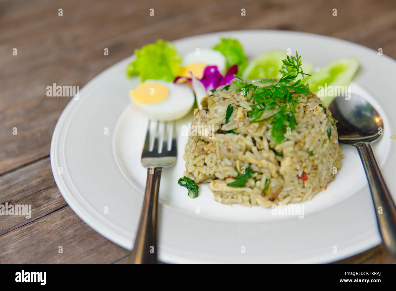 Curry verde riso fritto ricetta piccante e saporito caldo cucina thailandese il cibo sulla tavola di legno Foto Stock