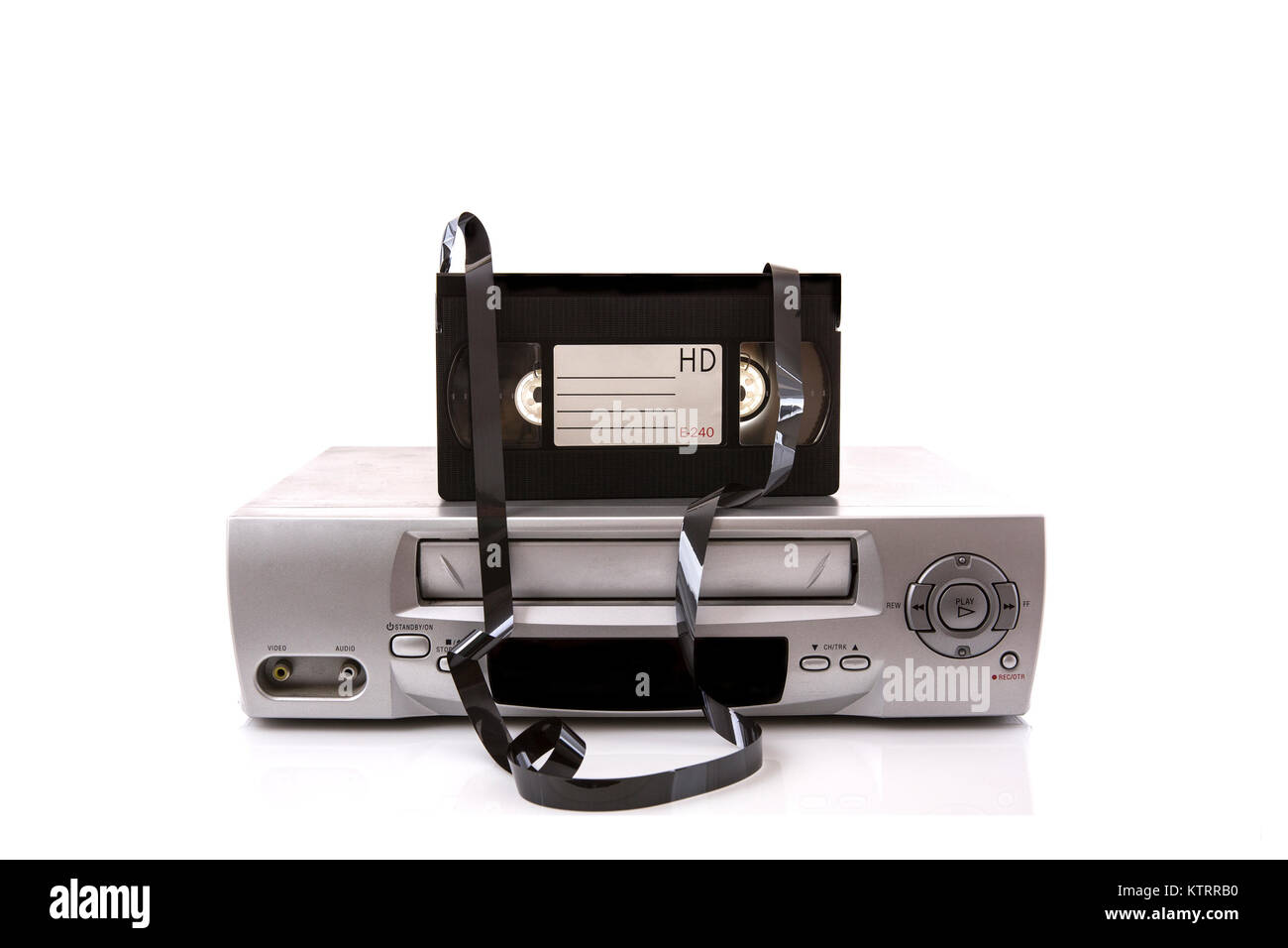 Il vecchio videoregistratore VHS con nastro adesivo su uno sfondo bianco  con spazio di copia Foto stock - Alamy