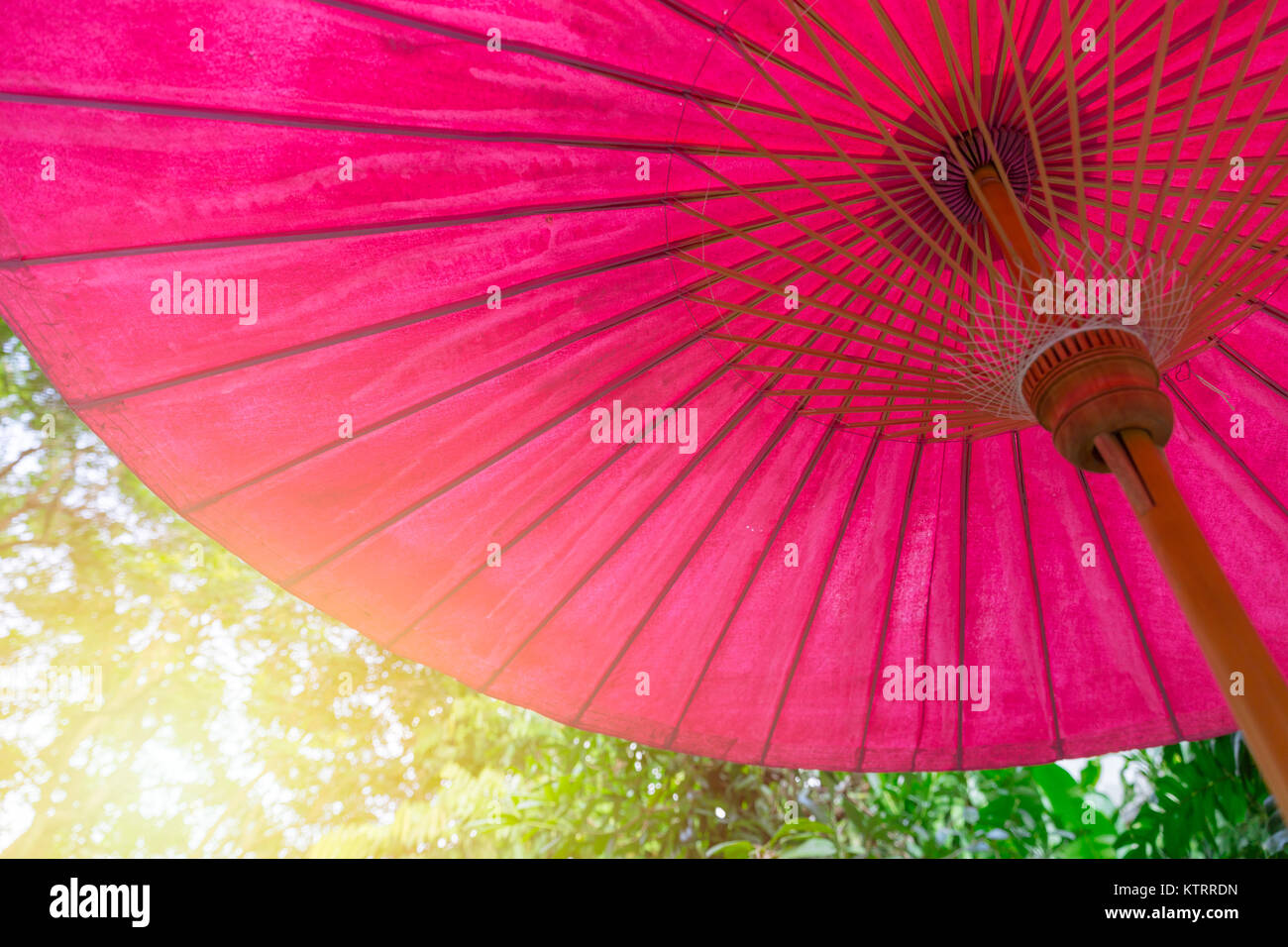Carta di legno di bambù ombrellone tradizionale stile tailandese settentrionale fatte a mano Foto Stock