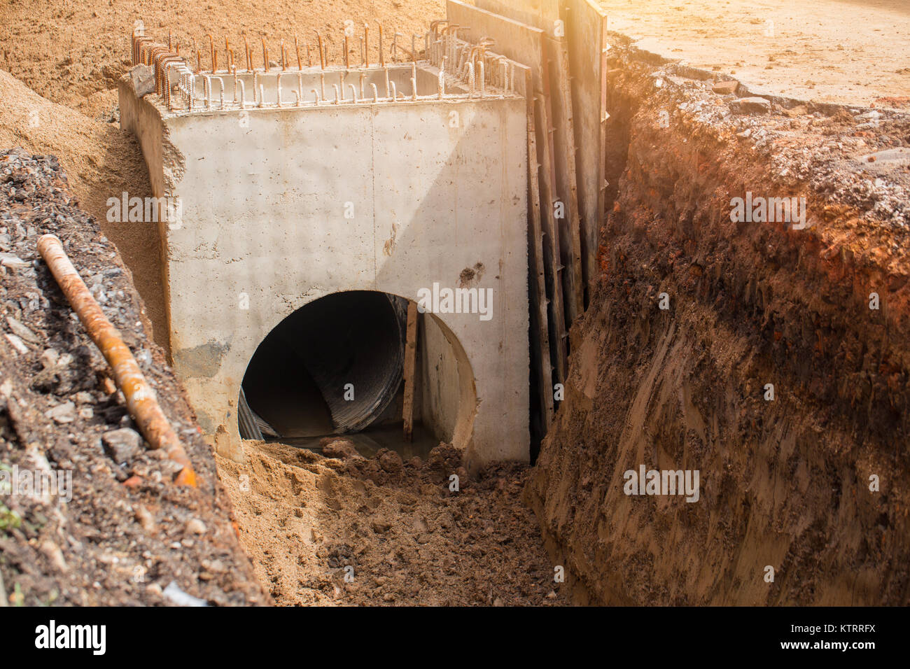 Costruzione in sotterraneo di scarico tubo acqua Foto Stock