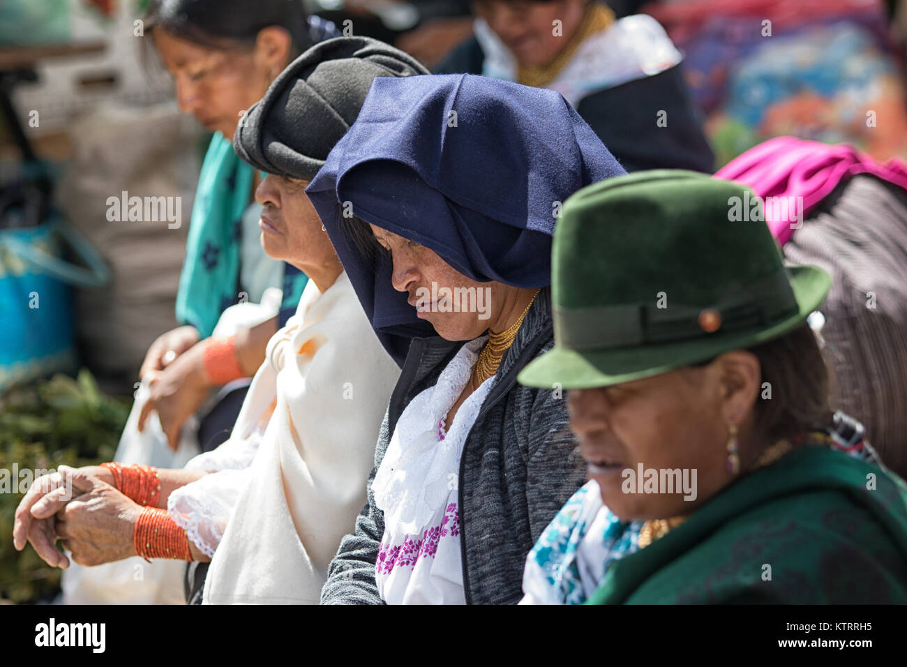 Otavalo, Ecuador-December 23, 2017: primo piano delle donne indigene che indossa abiti di tradizione Foto Stock